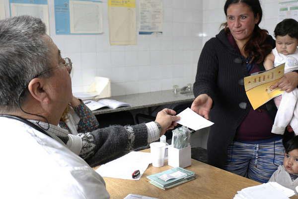 4422 nintildeos santiaguentildeos deben presentar la libreta de AUH 2015