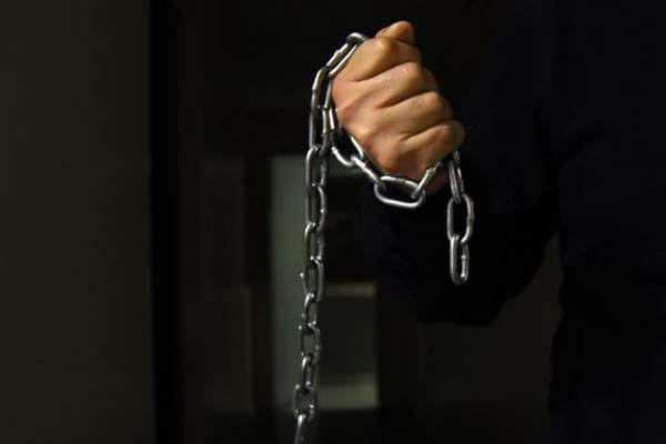 Los descubrieron y con cadenas golpearon a sus esposos infieles