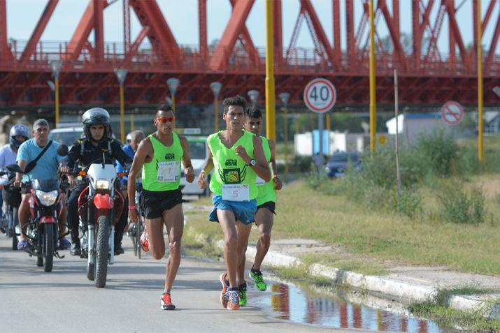 El personal profesional de Kinetic brindar asistencia a los atletas del Maratón de EL LIBERAL