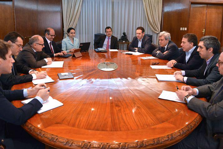 La comitiva extranjera durante el encuentro con funcionarios nacionales