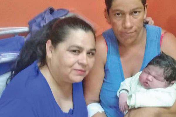 Una superbebeacute de cinco kilos nacioacute en plena ruta 34 y por parto normal