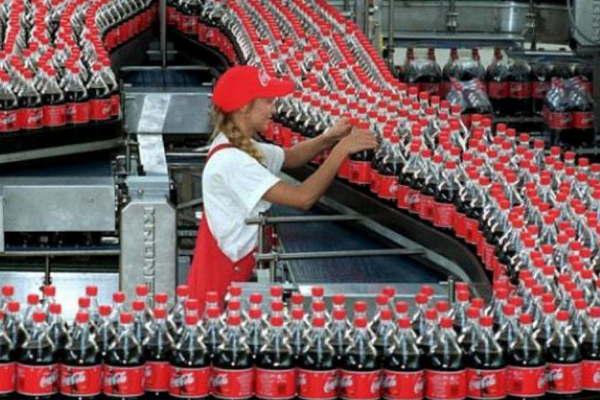 La firma Coca Cola analiza frenar una inversioacuten de us1000 millones