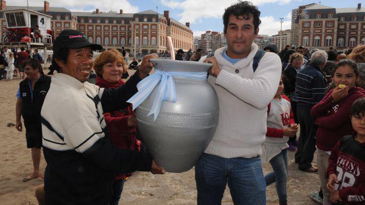 Mateada en la playa Bristol en repudio a la cheta de Nordelta