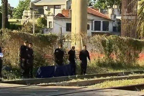 Quiso cruzar las viacuteas caminando se demoroacute y murioacute arrollada por el tren