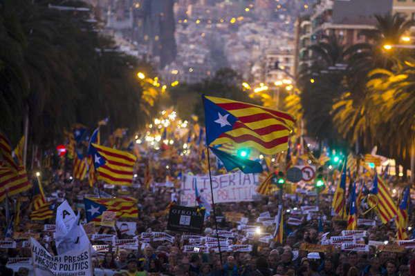 Miles de catalanes reclamaron la libertad de los liacutederes independentistas