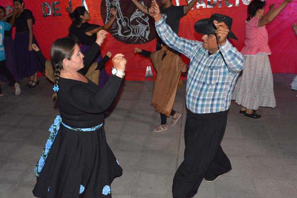 Con danzas tradicionales celebraron la herencia gaucha