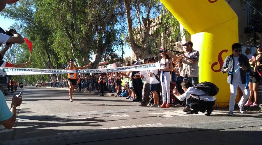 El catamarquentildeo Walter Loacutepez se consagroacute en los 10 K