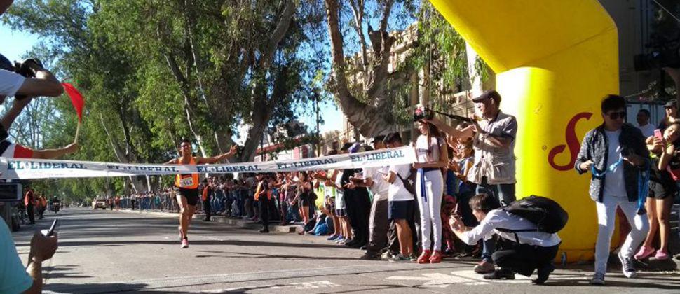 El catamarquentildeo Walter Loacutepez se consagroacute en los 10 K