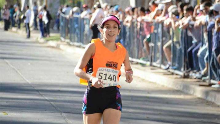 Leonella Olivera la primera entre los santiaguentildeos en llegar