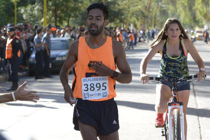 Ninguna adversidad fue suficiente para que miles de atletas lleguen al final de la Maratón de EL LIBERAL 2017
