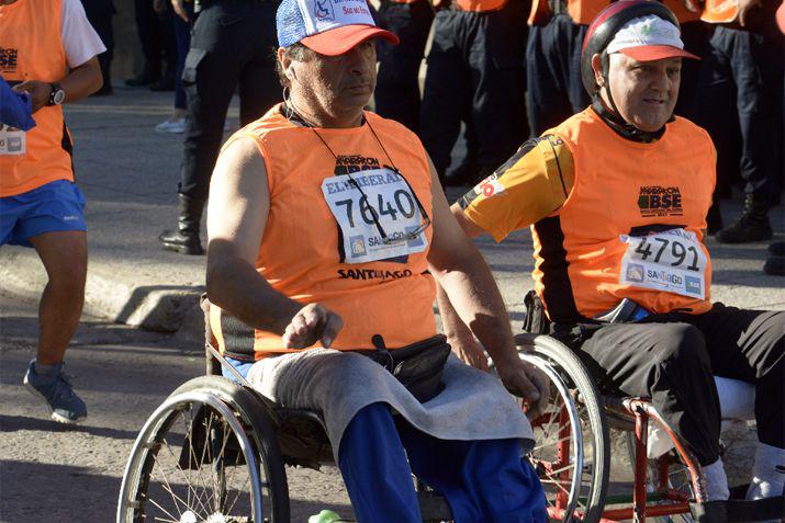 Ninguna adversidad fue suficiente para que miles de atletas lleguen al final de la Maratón de EL LIBERAL 2017