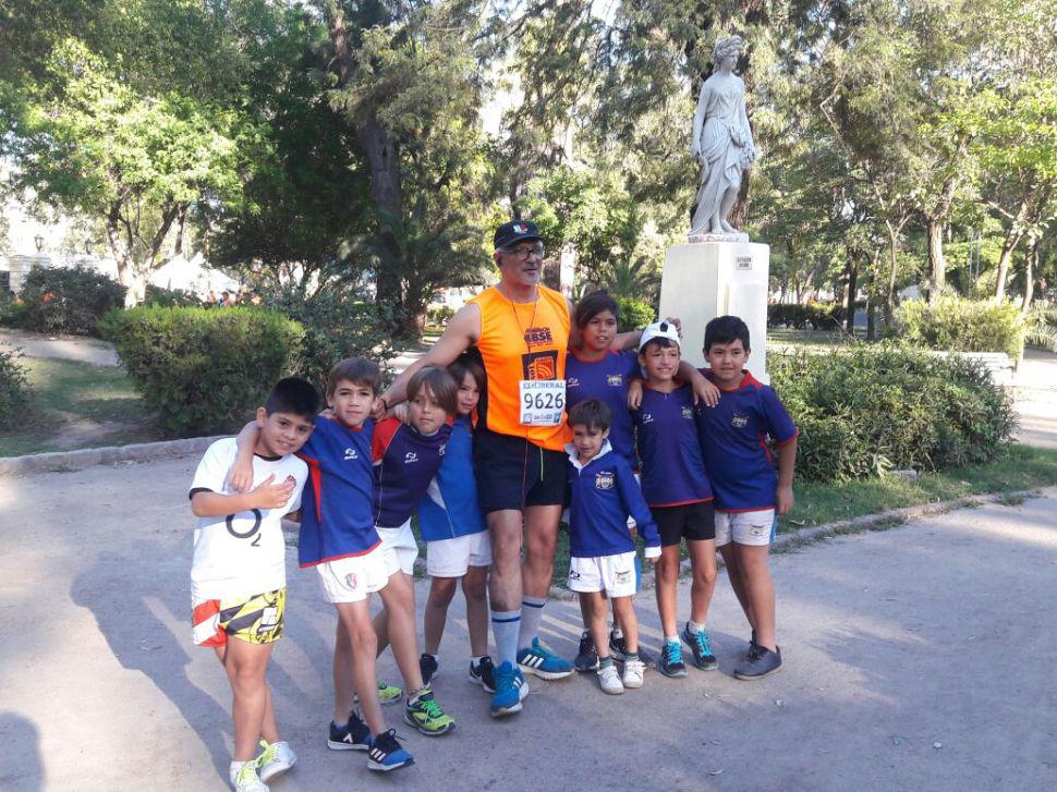Los chicos de Old Lions y el Padre Jorge Ramírez