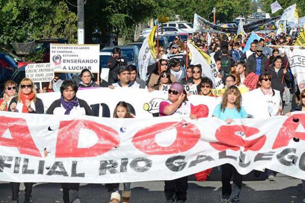 Santa Cruz- docentes van al paro por despidos encubiertos a un total de 30 trabajadores 