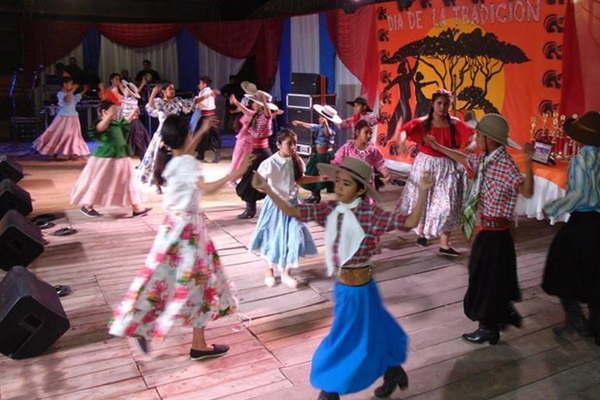 Antildeatuya se vistioacute de fiesta con un desfile de muacutesicos y bailarines