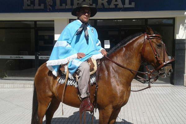 Vestido de gaucho y a caballo recorrioacute Las Termas por el Diacutea de la Tradicioacuten