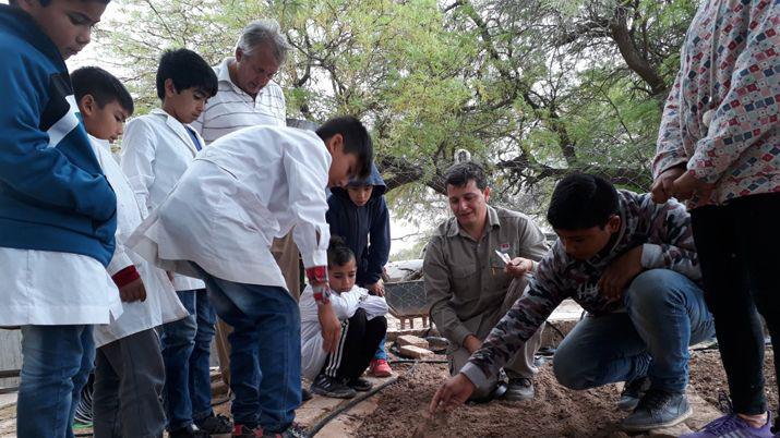 A traveacutes del riego por goteo incorporan de tecnologiacutea a la huerta escolar