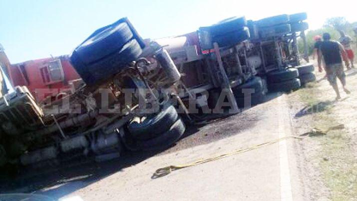 Un camioacuten volcoacute sobre Ruta 13 tras evitar embestir a un animal