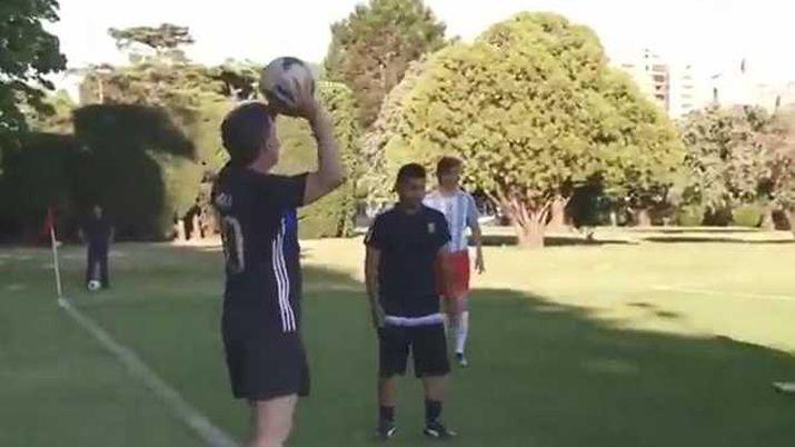 Mauricio Macri y un insoacutelito lateral que se volvioacute viral