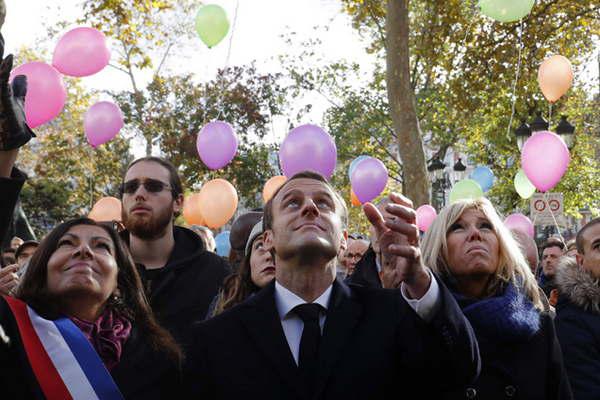 El presidente de Francia homenajeoacute a las viacutectimas de los atentados ocurridos el 13 de noviembre de 2015