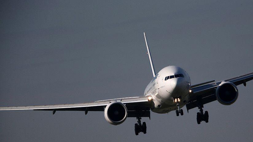Un rayo alcanzoacute a un avioacuten de pasajero en pleno vuelo