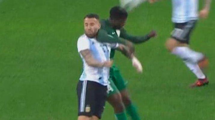 Mir el tremendo codazo a Otamendi