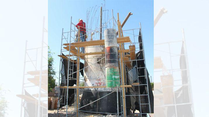 Demuelen el tanque de agua del barrio Almirante Brown