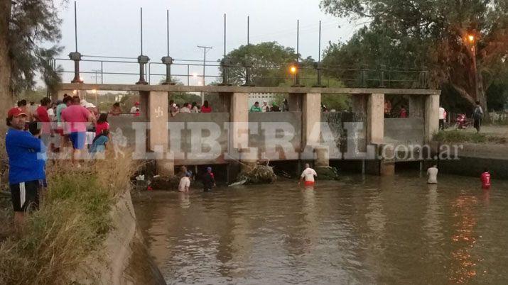 Intensa bsqueda de un adolescente que se bañaba en el Canal Revestido