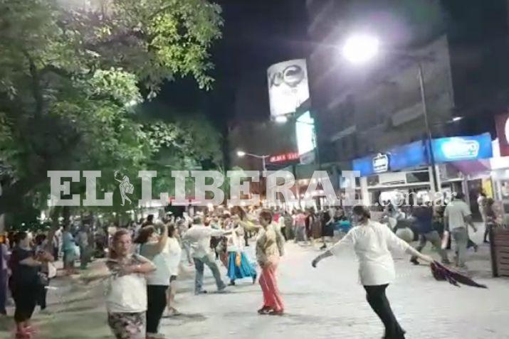 VIDEO  El folclore santiaguentildeo late en la Plaza Libertad