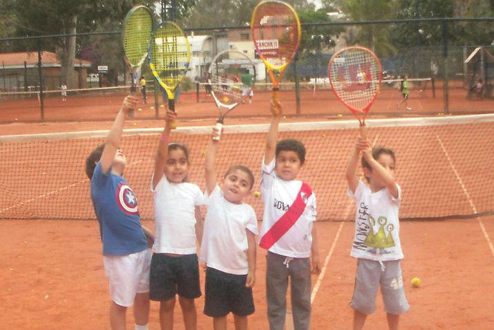El SLTC cada vez suma maacutes adeptos a la escuelita de Tenis infantil