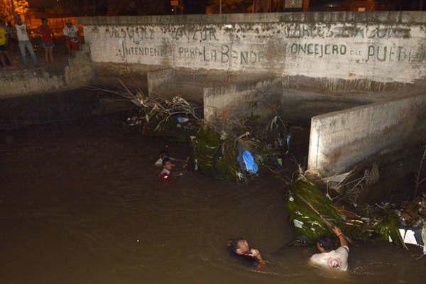 Salioacute de su casa para bantildearse con sus amigos y desaparecioacute
