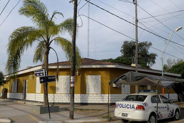 Detienen a maestra jardinera que habriacutea encubierto a su pareja quien estaacute acusado de abusar y embarazar a su hija de 12 antildeos