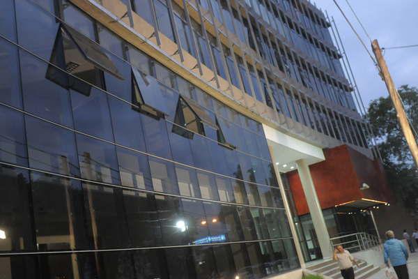 Profe mande urgente a la policiacutea mi mamaacute me estaacute pegando