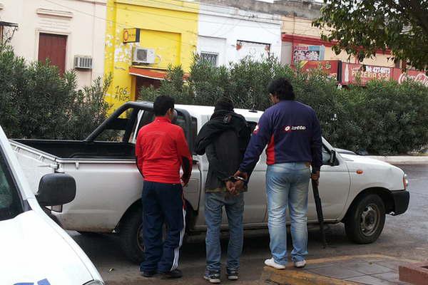 Como no logroacute matar a su hermana  le degolloacute el perro y una gallina 