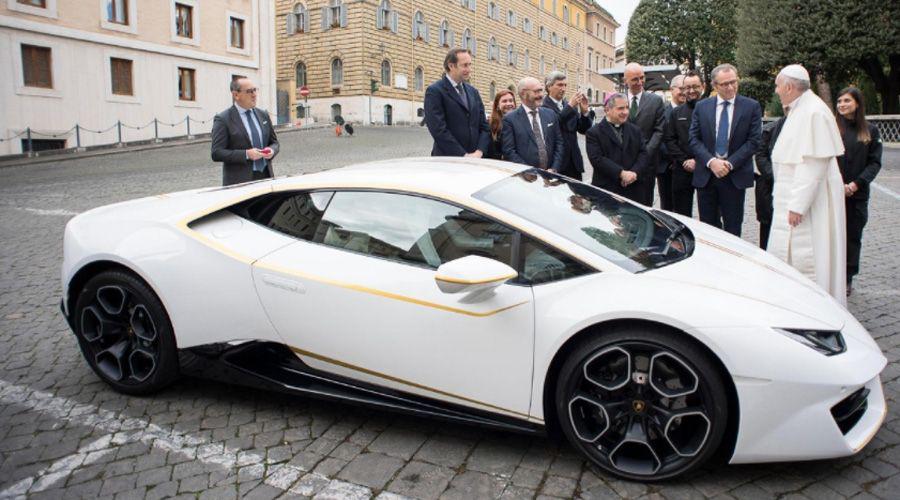 El papa Francisco subasta un Lamborghini
