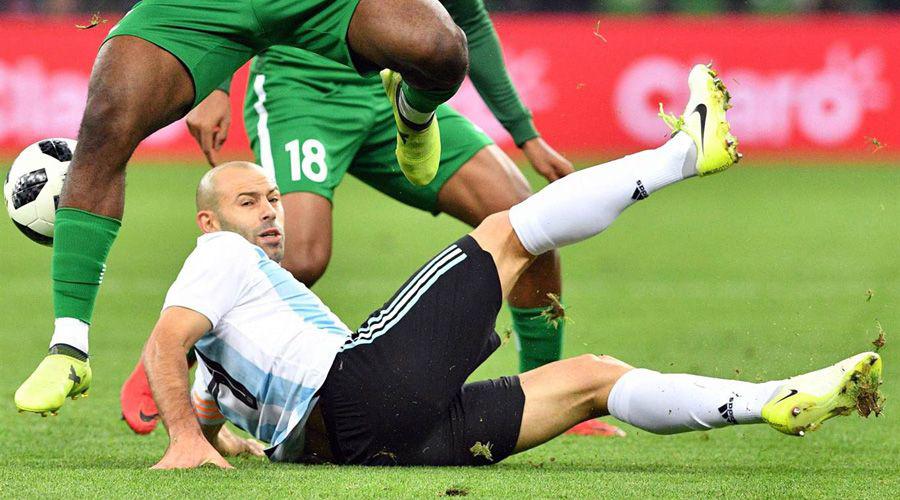 Javier Mascherano sufrioacute un desgarro ante Nigeria y estaraacute un mes inactivo