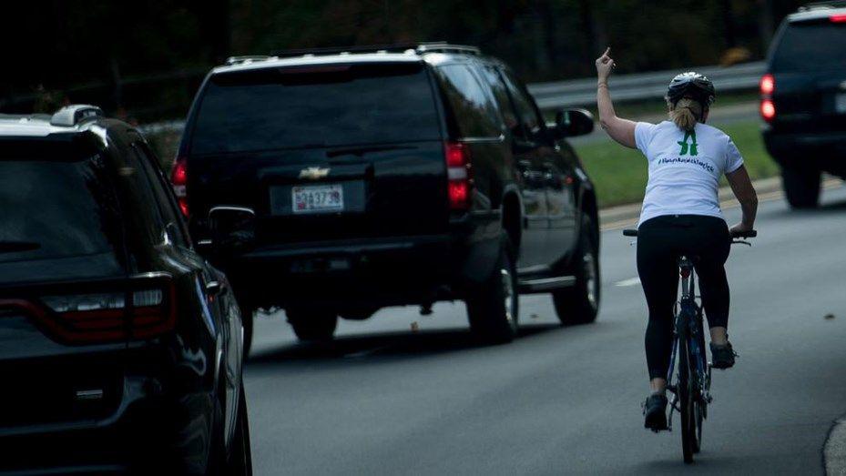 La despidieron por insultar a Trump y recibe 100 mil doacutelares