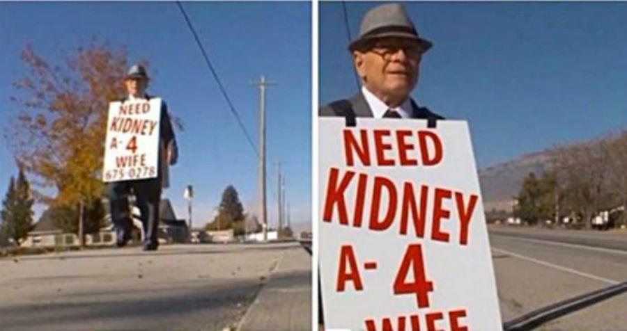 Caminoacute con un cartel de ayuda para poder salvar a su esposa