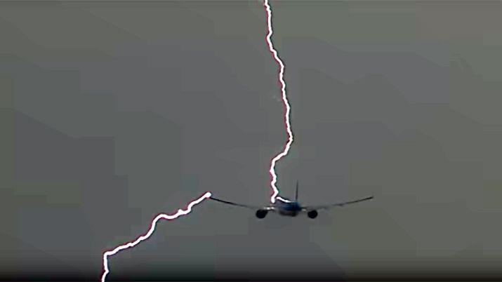 VIDEO  El momento en que un avioacuten es alcanzado por un rayo