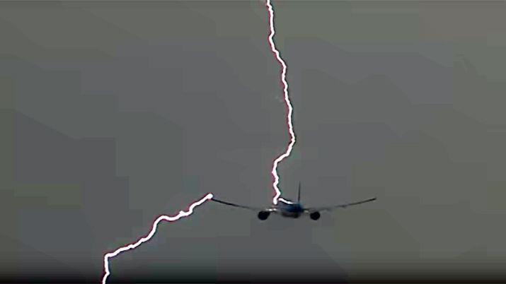 VIDEO El momento en que un avioacuten es alcanzado por un rayo