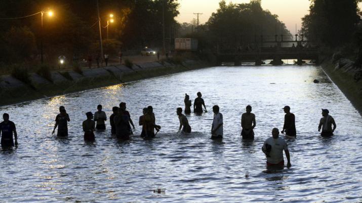 Hallaron el cadaacutever del menor que entroacute al canal para bantildearse con amigos