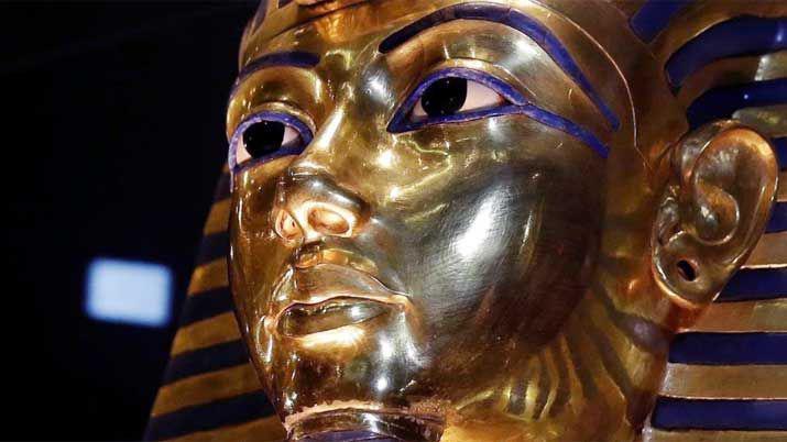 Exhiben piezas de oro nunca vistas de la tumba de Tutankamoacuten