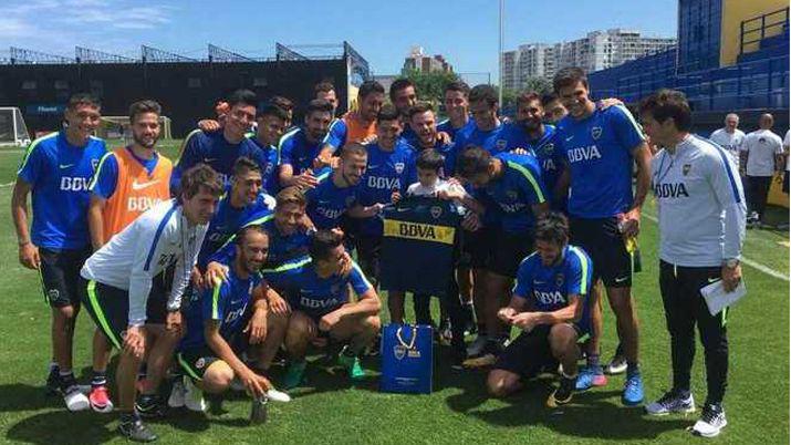 Jugadores y cuerpo teacutecnico de Boca hicieron realidad el suentildeo de un chico