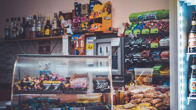 Intentoacute robar la caja mientras el vendedor dormiacutea pero algo salioacute mal