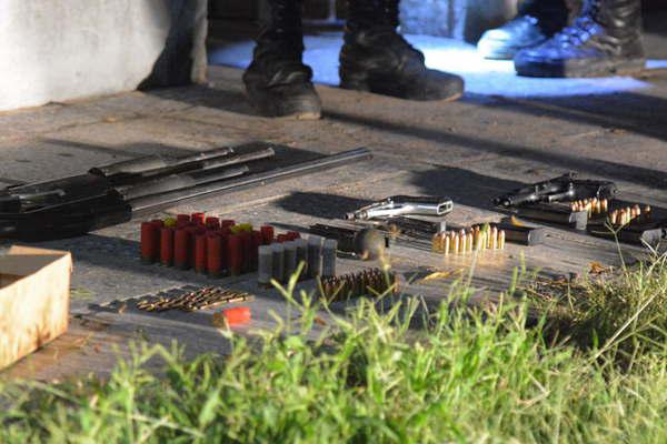 Cinco detenidos por afer armas policiales robadas en depoacutesito de Tribunales