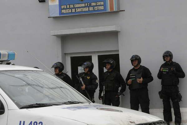 Un hombre encapuchado roboacute 1800 de un comercio