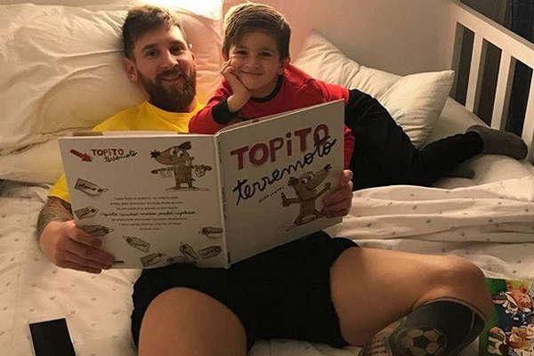 Messi lee cuentos infantiles  a Thiago  