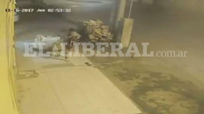 Roboacute la lona de un camioacuten y quedoacute filmado por las caacutemaras de seguridad