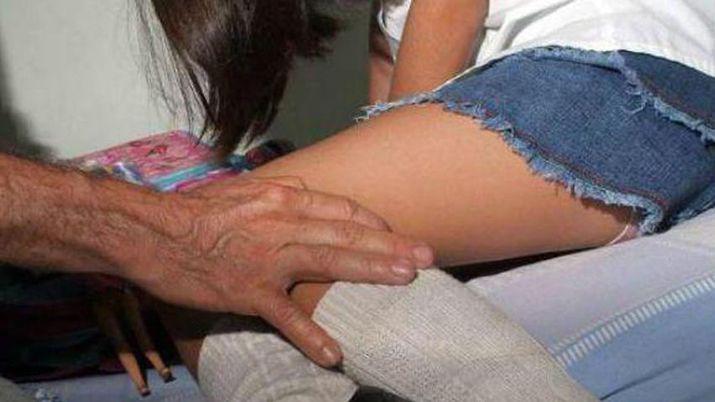 Le ensentildeaba a ponerse crema y tocoacute sus partes iacutentimas