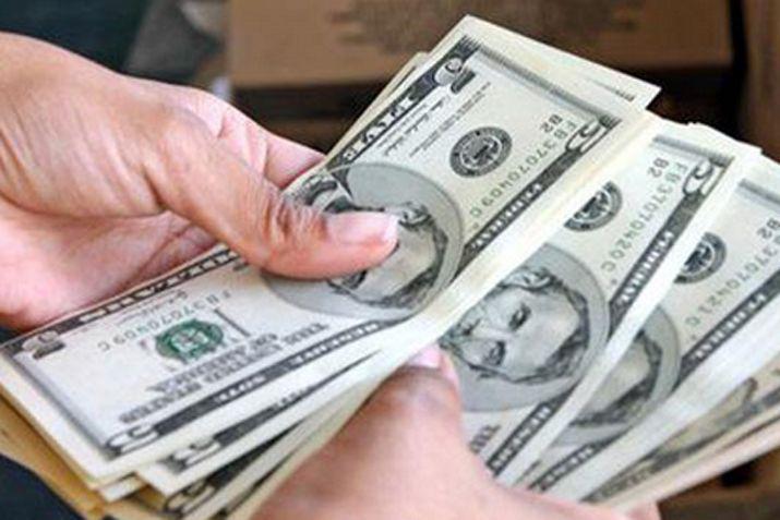 El dólar cerró casi estable en la semana a 1779