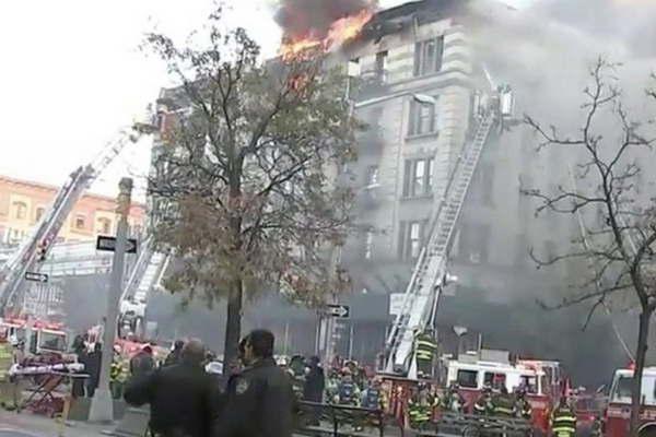 Un incendio de grandes proporciones  se desatoacute en un edificio de Manhattan